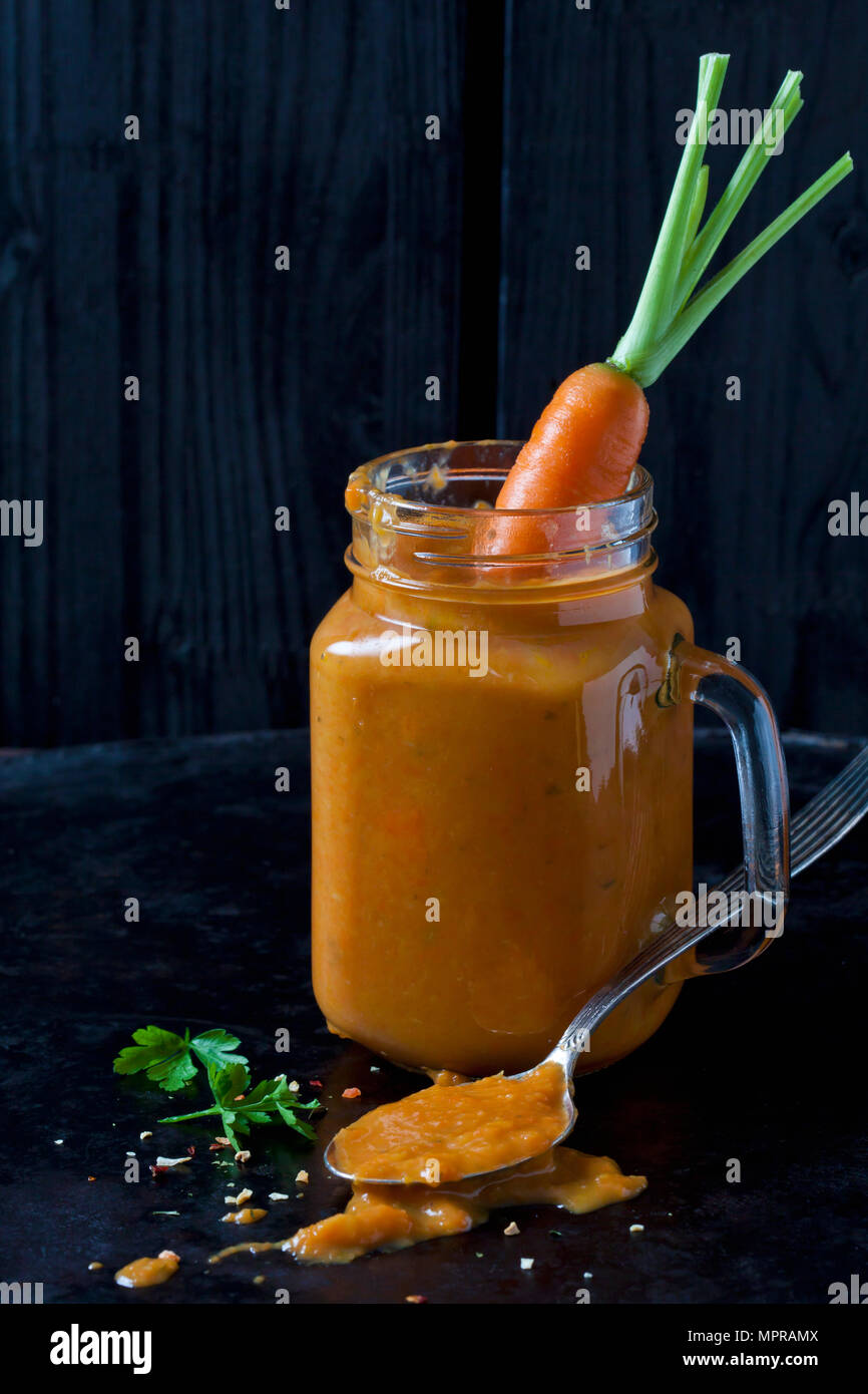 Karotten Suppe und Karotte in einem Glas Stockfoto