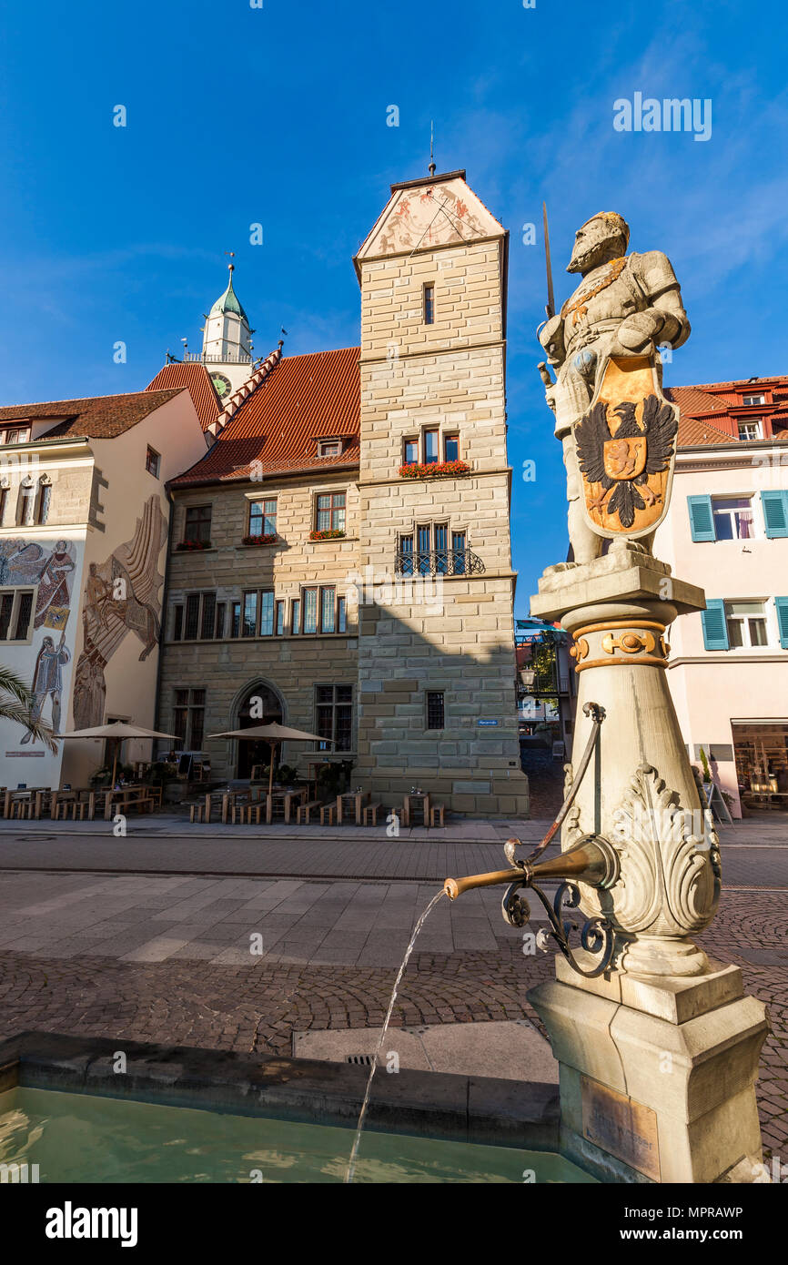 Deutschland, Baden-Württemberg, Überlingen, Altstadt, Hofstatt, Rathaus, Cafe am Rathaus, Brunnen mit Statue von Charles V Stockfoto