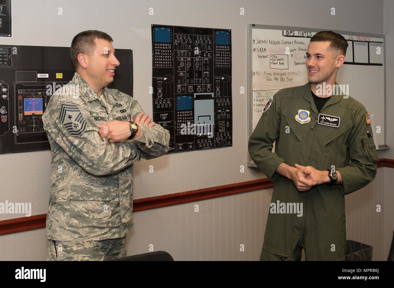 Chief Master Sgt. Steve Nichols, 60 Air Mobility Wing Befehl Chef und Flieger 1. Klasse Aaron Walker, 22. Airlift Squadron, zusammengetan, um Loadmaster Aufgaben an Travis Air Force Base, Kalifornien, 7. April 2017 als Teil der Werke mit Flieger-Programm. Walker ging Nichols durch den Prozess der eine Belastung eine hohe Mobilität Mehrzweck Rädern Fahrzeug (HMMWV) in eine C5-M Super Galaxy-Flugzeug. Die Werke mit Flieger-Programm soll Flügel Führung ermöglichen die Möglichkeit, Schatten junior eingetragenen Flieger und erhalten aus erster Hand Erfahrungen wie der Flieger Pflichten und Verantwortlichkeiten schwie- Stockfoto