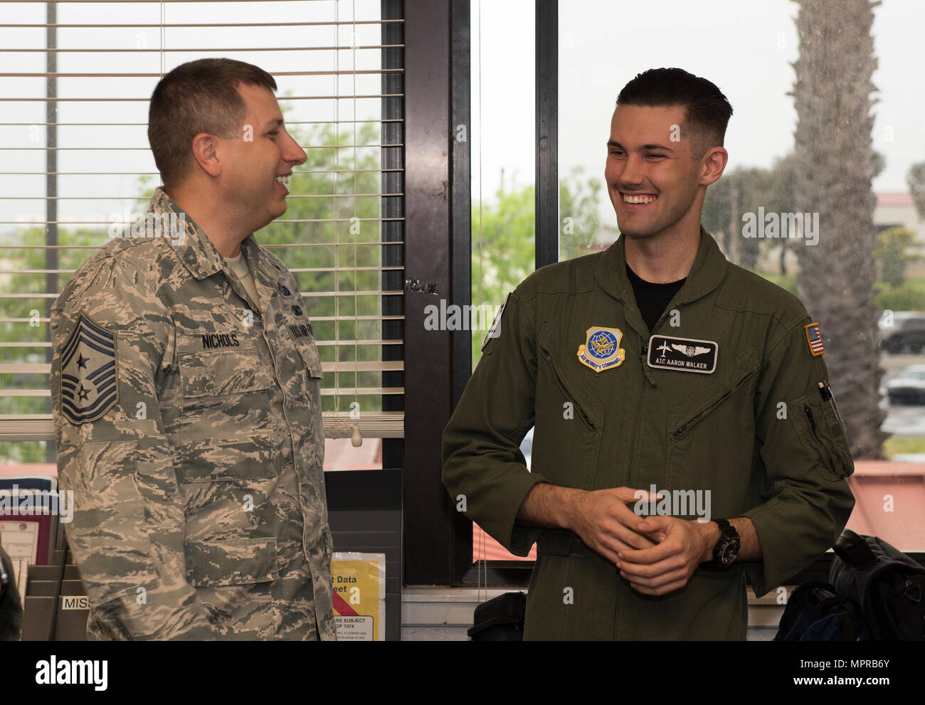 Chief Master Sgt. Steve Nichols, 60 Air Mobility Wing Befehl Chef und Flieger 1. Klasse Aaron Walker, 22. Airlift Squadron, zusammengetan, um Loadmaster Aufgaben an Travis Air Force Base, Kalifornien, 7. April 2017 als Teil der Werke mit Flieger-Programm. Walker ging Nichols durch den Prozess der eine Belastung eine hohe Mobilität Mehrzweck Rädern Fahrzeug (HMMWV) in eine C5-M Super Galaxy-Flugzeug. Die Werke mit Flieger-Programm soll Flügel Führung ermöglichen die Möglichkeit, Schatten junior eingetragenen Flieger und erhalten aus erster Hand Erfahrungen wie der Flieger Pflichten und Verantwortlichkeiten Contr Stockfoto