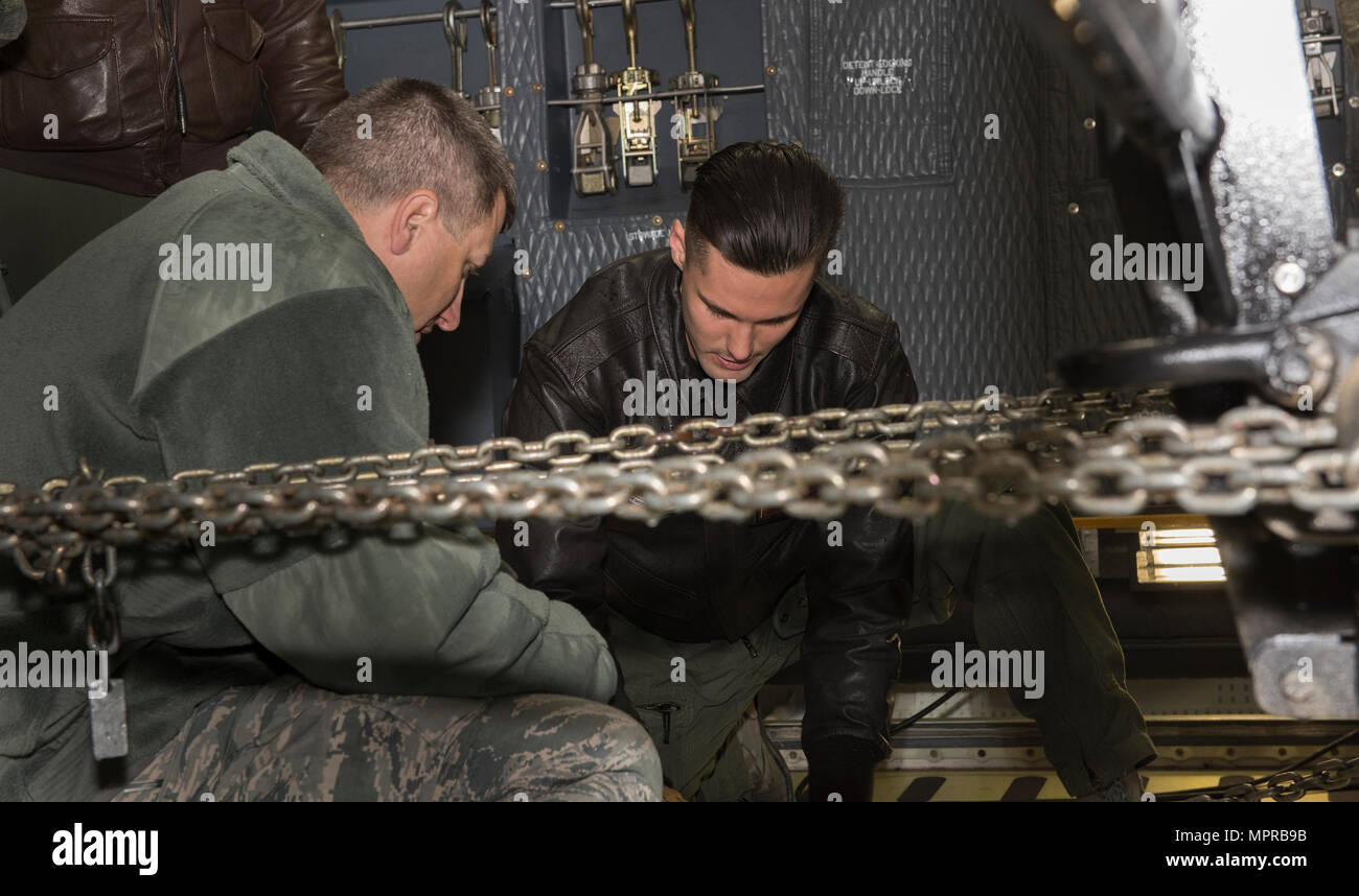 Chief Master Sgt. Steve Nichols, 60 Air Mobility Wing Befehl Chef und Flieger 1. Klasse Aaron Walker, 22. Airlift Squadron, zusammengetan, um Loadmaster Aufgaben an Travis Air Force Base, Kalifornien, 7. April 2017 als Teil der Werke mit Flieger-Programm. Walker ging Nichols durch den Prozess der eine Belastung eine hohe Mobilität Mehrzweck Rädern Fahrzeug (HMMWV) in eine C5-M Super Galaxy-Flugzeug. Die Werke mit Flieger-Programm soll Flügel Führung ermöglichen die Möglichkeit, Schatten junior eingetragenen Flieger und erhalten aus erster Hand Erfahrungen wie der Flieger Pflichten und Verantwortlichkeiten schwie- Stockfoto