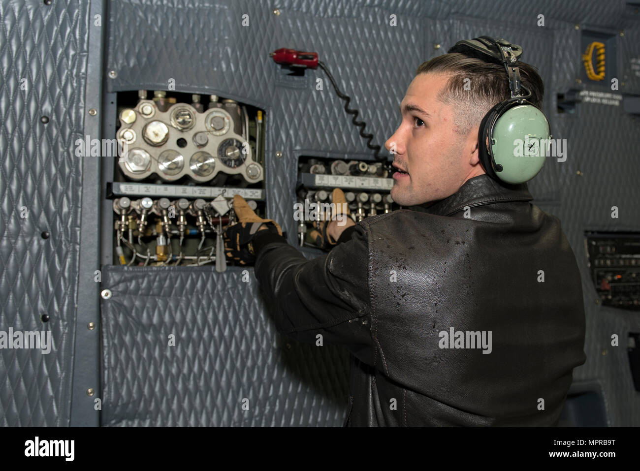 US Air Force Airman 1. Klasse Aaron Walker, 22. Airlift Squadron, bereitet sich auf die hintere Frachttür einer C5-M-Super-Galaxie zu öffnen. Walker demonstrierte seine Pflichten als eine C5-M Super Galaxy Loadmaster während der Arbeiten mit Flieger Programm, 7. April 2017, Travis Air Force Base, Kalifornien Die Werke mit Flieger-Programm soll Flügel Führung ermöglichen die Möglichkeit, Schatten junior eingetragenen Flieger und erhalten aus erster Hand Erfahrungen wie der Flieger Pflichten und Verantwortlichkeiten zu den Flügel Gesamtziel beitragen. (US Air Force Foto Heide Couch) (Foto der US Air Force / Heide Couch) Stockfoto