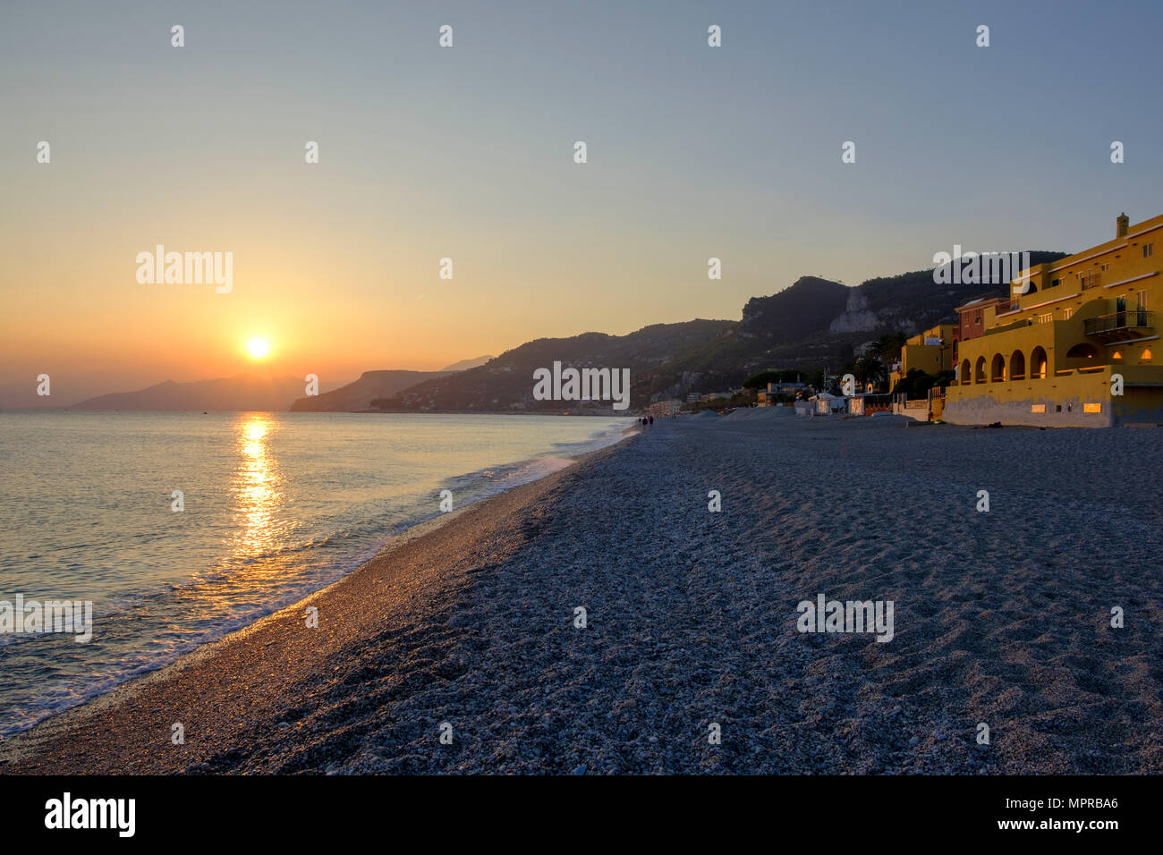 Italien, Ligurien, Riviera di Ponente, Finale Ligure, der Sonnenuntergang am Strand Alassio Stockfoto