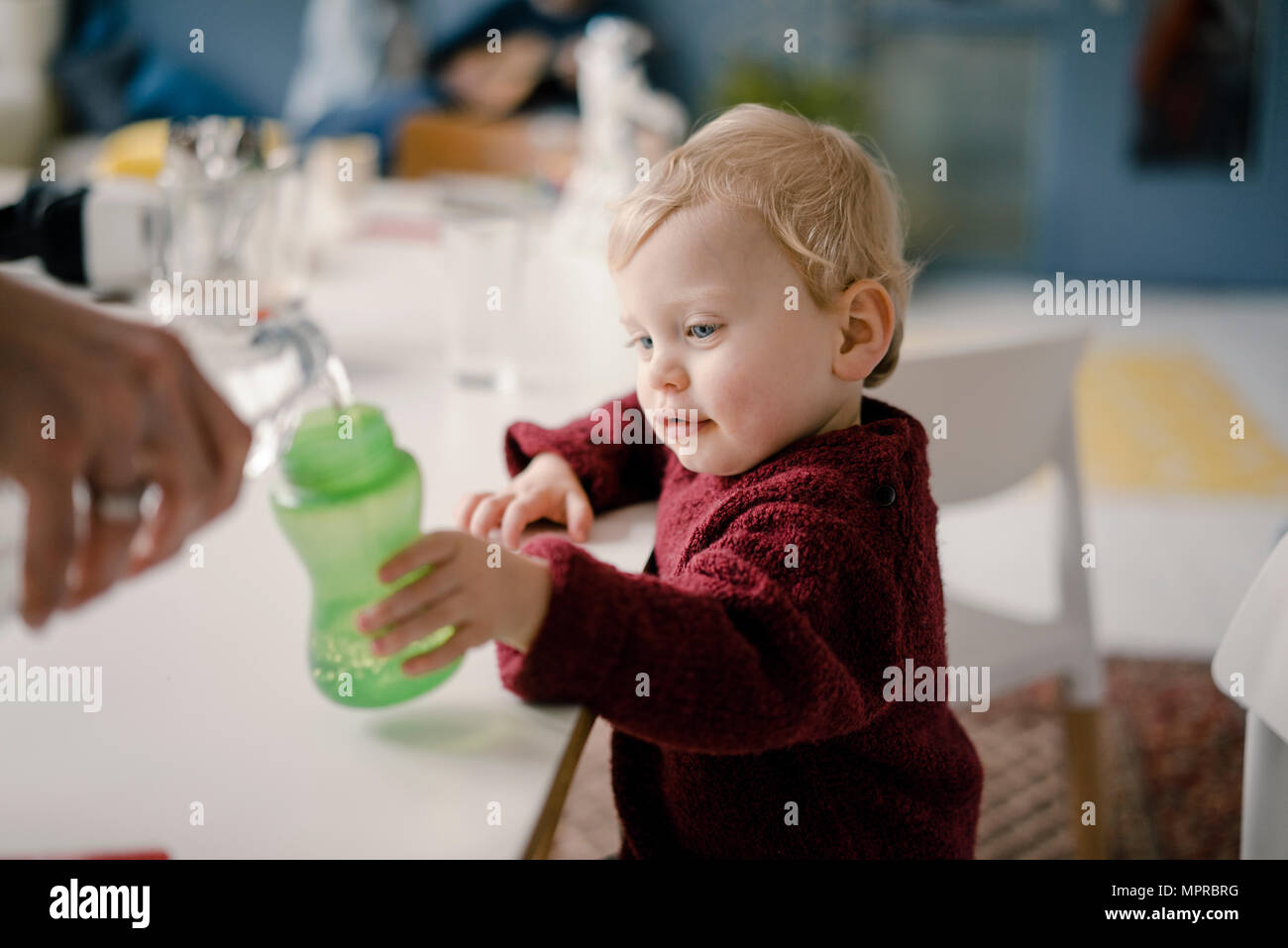 Baby Boy mit Trinkflasche Stockfoto