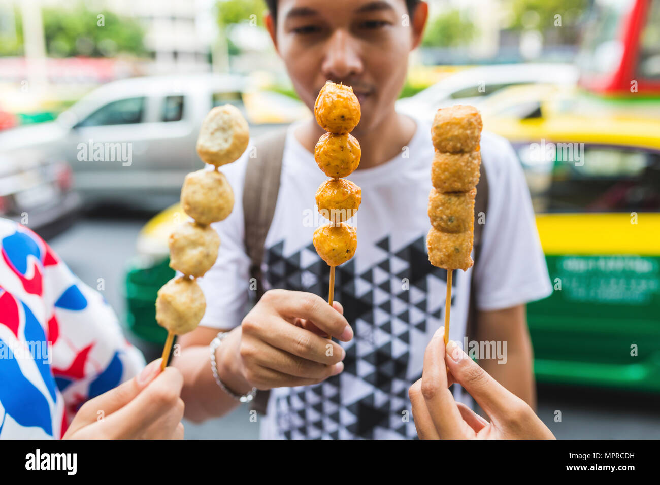 Thailand, Bangkok, Gruppe von Freunden essen Essen, close-up Stockfoto