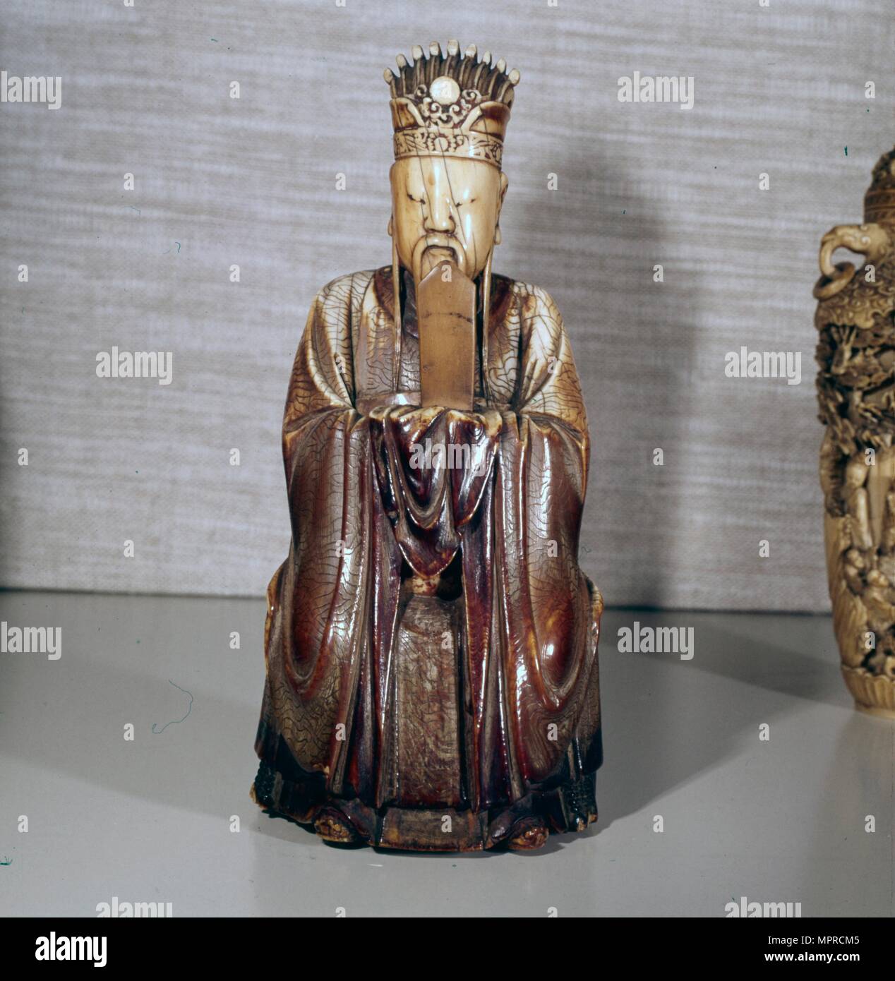 Elfenbein Abbildung von Tien Kuan, Meister des Himmels, Ming Dynasty, 1368-1644 Künstler: Unbekannt. Stockfoto