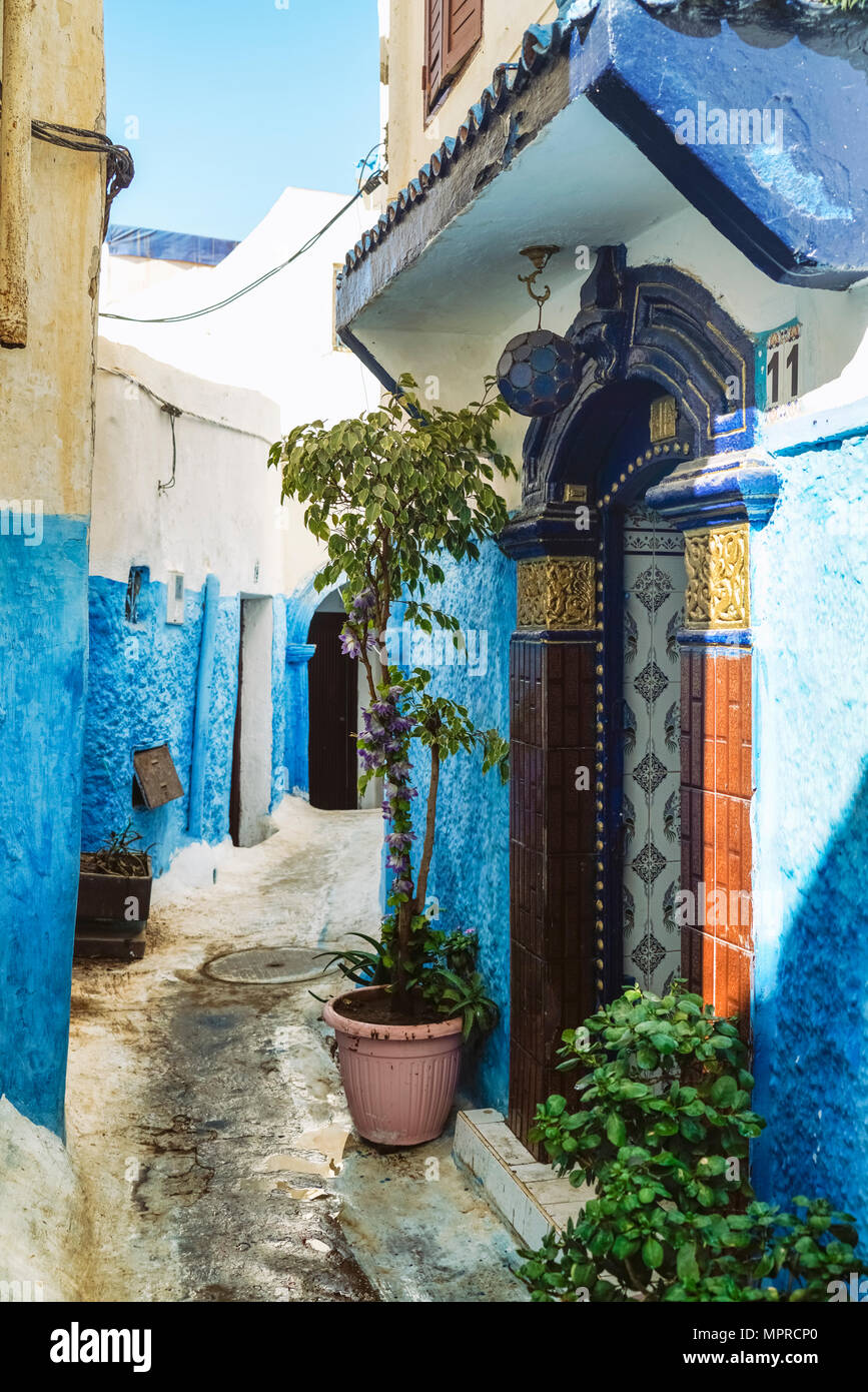 Marokko, Rabat, Gasse und Haus Eingang Stockfoto