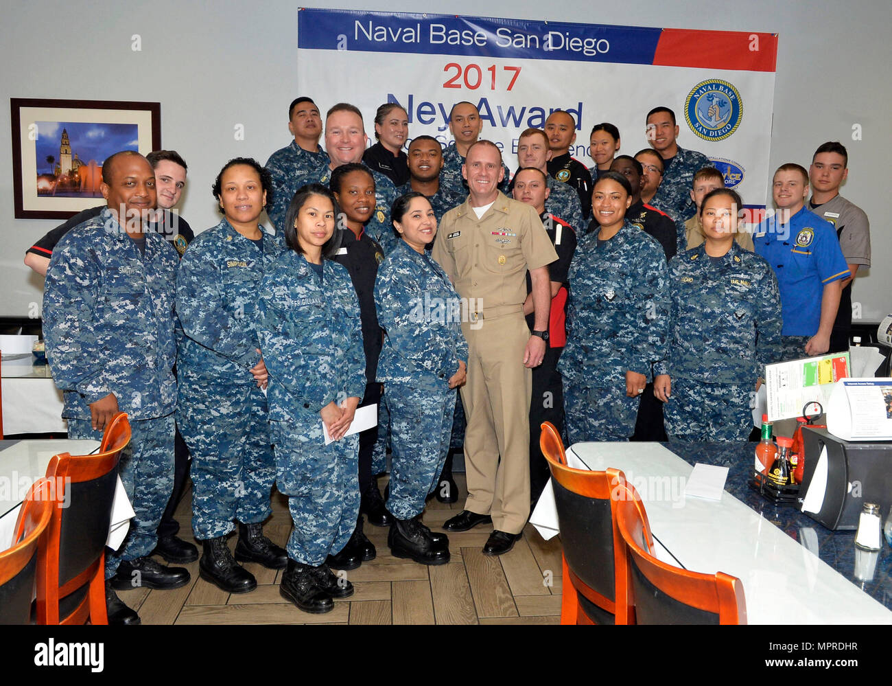 170411-N-IE405-075 SAN DIEGO (11. April 2017) Master Chief Petty Officer der Marine (INTERNIERUNGSLAGER) Steven Giordano und Naval Base San Diego Command Master Chief Matt Ruane Pose für ein Gruppenfoto mit dem Mercer Hall Kombüse kulinarische Team am Naval Base San Diego. (Foto: U.S. Navy Mass Communication Specialist 2. Klasse Indra Bosko/freigegeben) Stockfoto