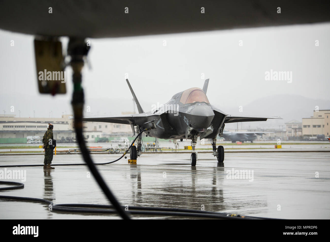 Ein US Marine Corps B F-35 Lightning II Flugzeuge mit Marine Fighter Attack Squadron (Vmfa) 121 tankt mit einem KC-130J Hercules mit Marine Antenne Refueler Transport Squadron (VMGR) 152 während der Luftfahrt Boden betanken Ausbildung bei der Marine Corps Air Station Iwakuni, Japan, 11. April 2017 ausgeliefert. Die ADGR markierte die erste Entwicklung dieser Form der Betankung des VMFA-121 F-35B Blitz II Flugzeuge, und es erhöht die Fähigkeit des Geschwaders von C-130 Flugzeugen in strengen Standorte, wenn andere Ressourcen sind möglicherweise nicht verfügbar, tanken. Stockfoto