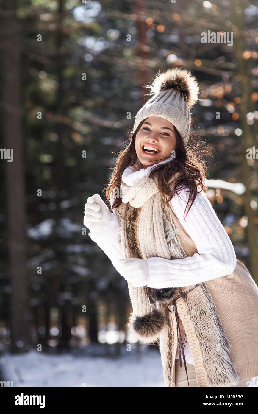 Portrait von modischen jungen Frau im Winter Forest Stockfoto