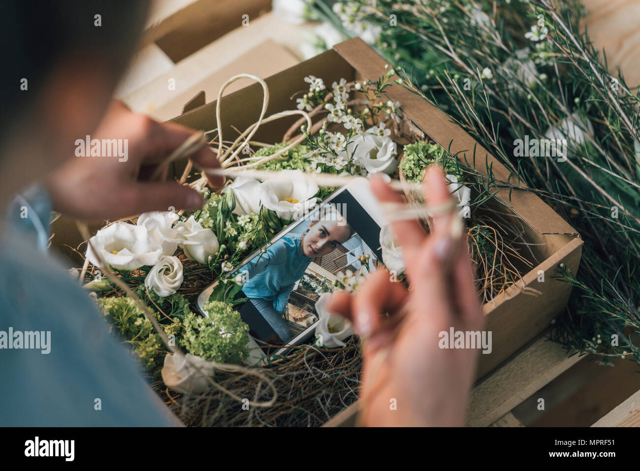 Frau Vermittlung in eine Box, Teilansicht Stockfoto