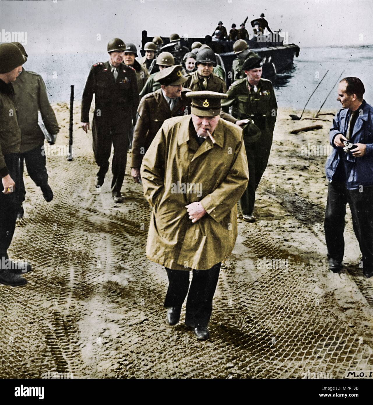 "Winston Churchill über den Rhein. Nach außen in Deutschland! Vorwärts zum Sieg! ", 1945. Künstler: unbekannt. Stockfoto