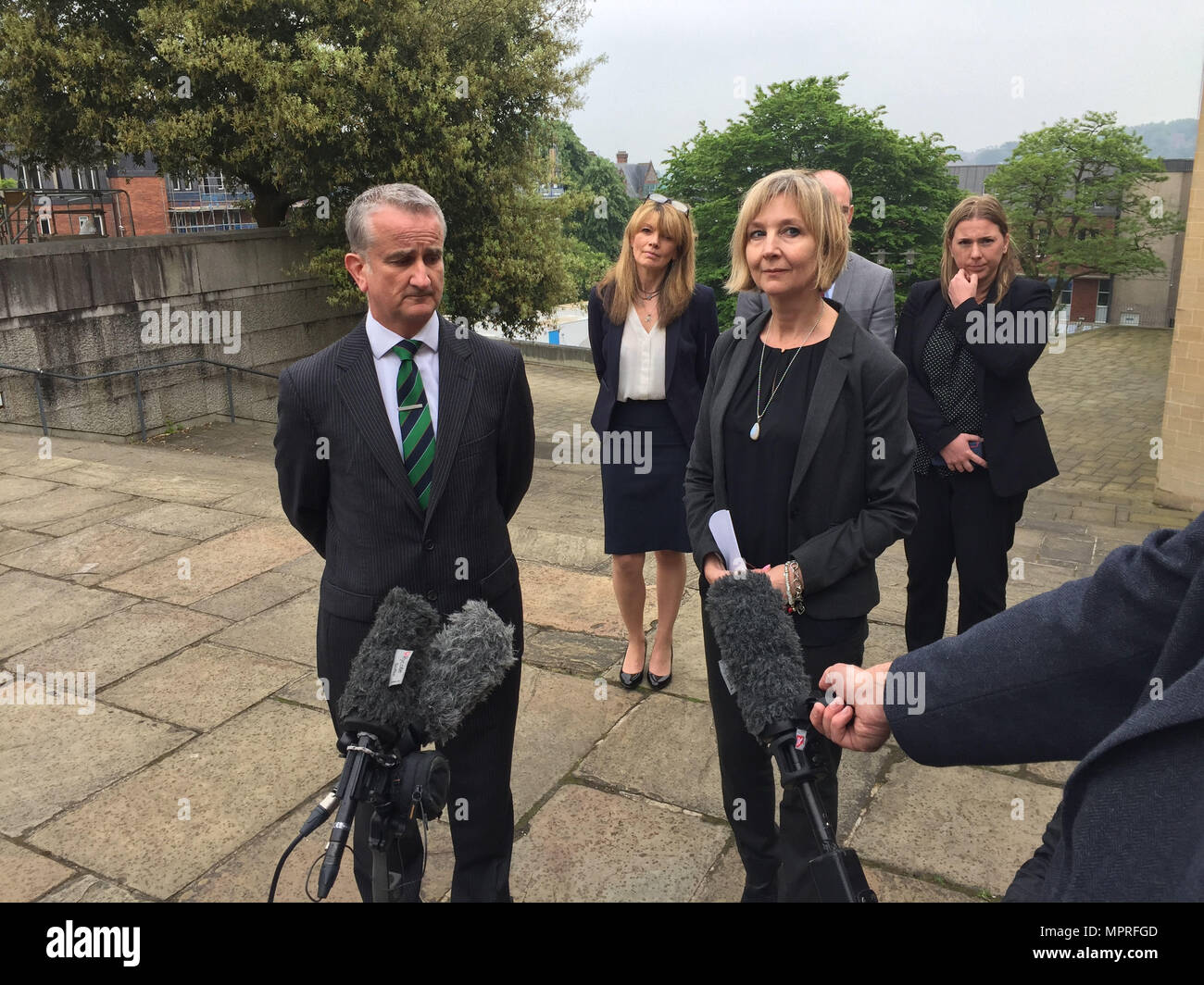 DI Paul Franklin von Wiltshire Polizei und Krone Fürsprecher Hannah Squire außerhalb Winchester Crown Court nach Emile Cilliers schuldig war der Versuch der Ermordung seiner Frau durch Manipulation mit ihrem Fallschirm und sabotieren ein Gasventil an ihrem Haus gefunden. Stockfoto