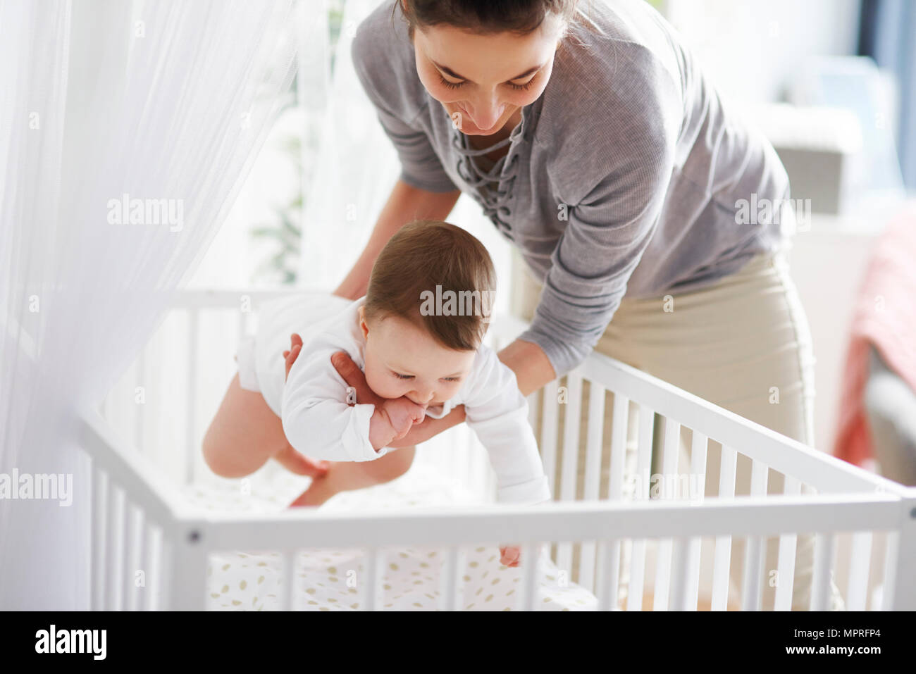 Mutter ihr Baby mit in die Krippe zu Hause Stockfoto