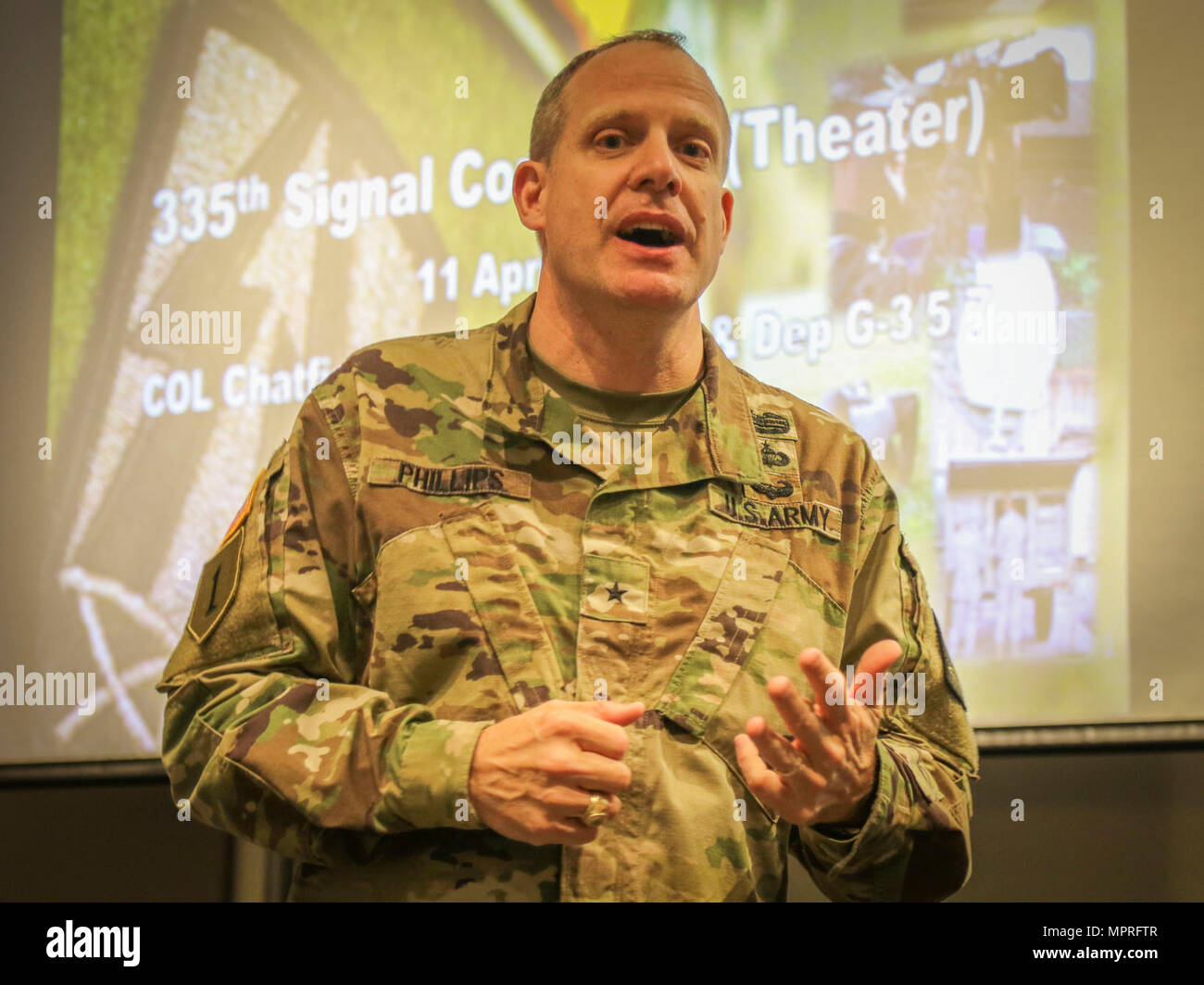 Brig. General John H. Phillips, stellvertretender kommandierender General der Betriebe für die 335.- Signal (Theater) Armee-reserve cyber Fähigkeiten diskutiert mit ca. 50 Doktoranden und Army Reserve Officer Training Corps Kadetten an der Scheller Hochschule des Geschäfts an der Georgia Institut für Technologie in der Innenstadt von Atlanta, Georgia, April 11. Us-Armee finden Stockfoto