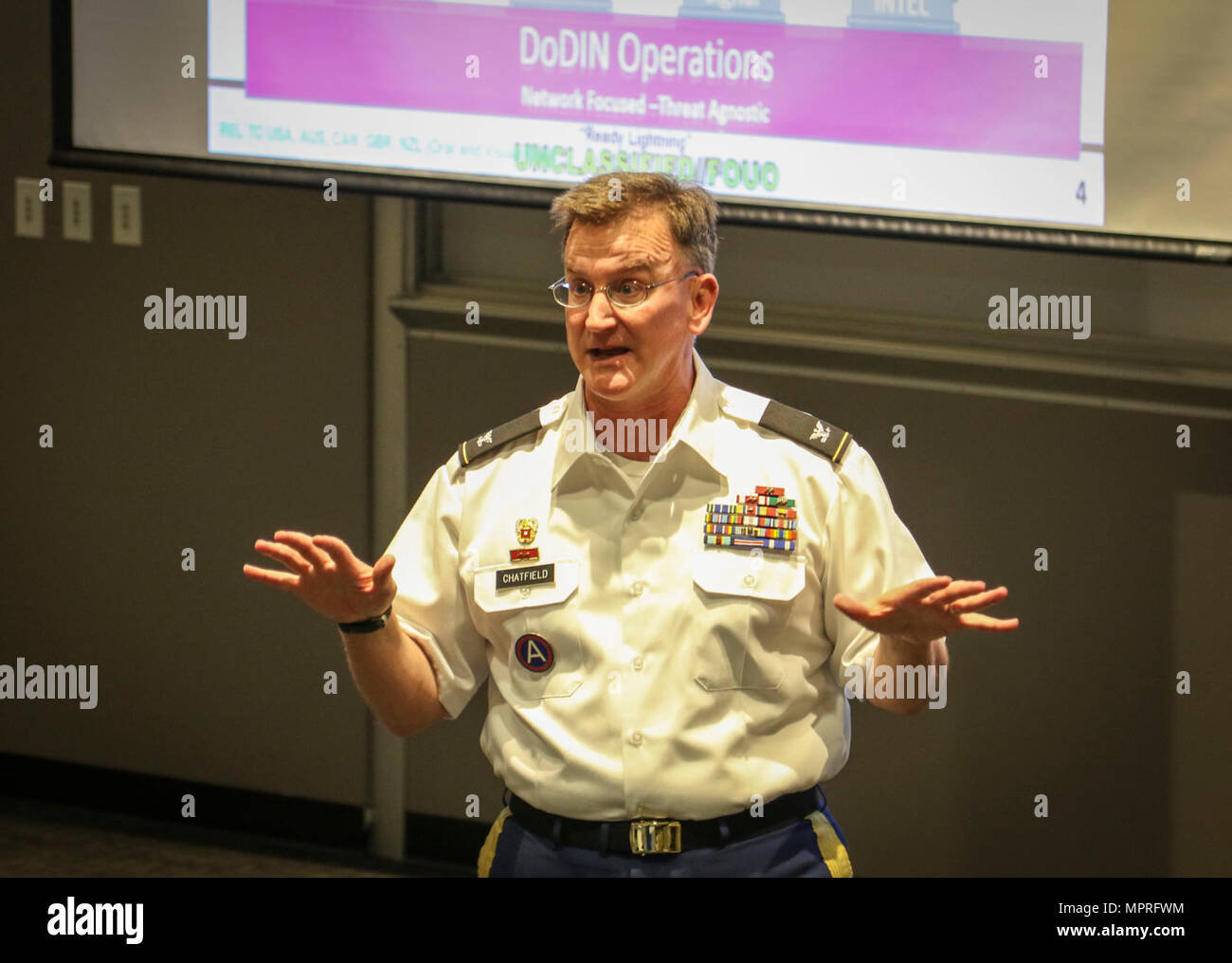 Oberst James "Jim" M. Chatfield, cyber Direktor und Stellvertreter des G-3 für den Betrieb des 335.- Signal (Theater), die etwa 50 Studenten spricht und Army Reserve Officer Training Corps Kadetten an der Scheller Hochschule des Geschäfts an der Georgia Institut für Technologie in der Innenstadt von Atlanta, Georgia, April 11. Chatfield verbrachte etwa 90 Minuten diskutieren Armee cyber Fähigkeiten und die Zukunft der cyber Operations. Us-Armee finden Stockfoto