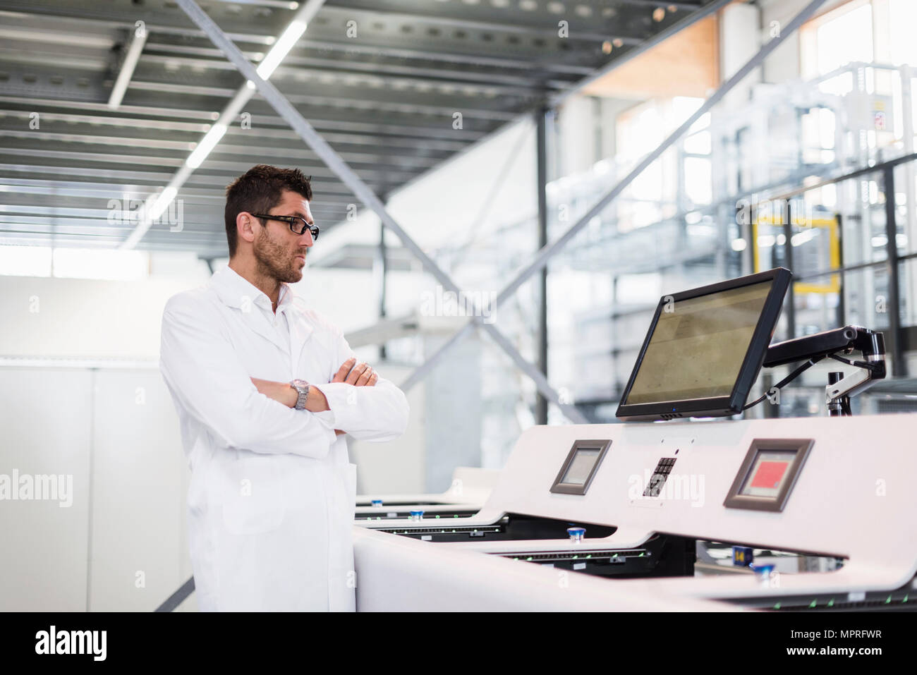 Mann tragen von Wappen auf dem Bildschirm in der Factory Stockfoto