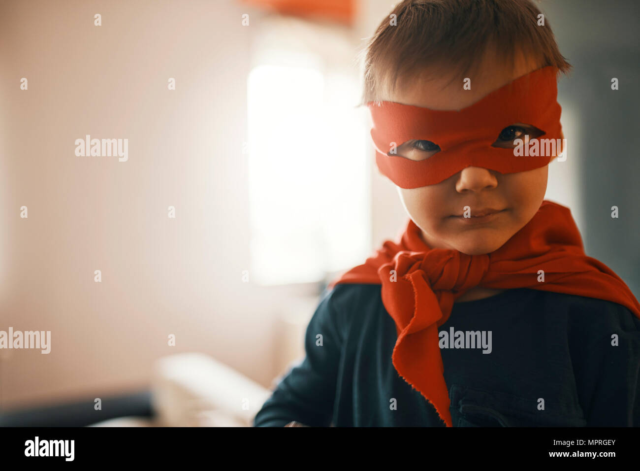Porträt der lustige kleine Junge verkleidet als ein Superheld Stockfoto