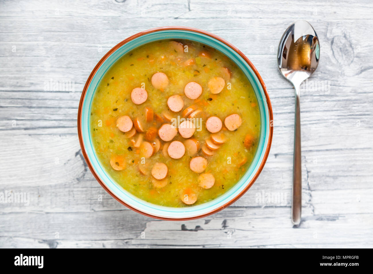 Kartoffelsuppe mit Lauch, Karotte und Wiener Stockfoto