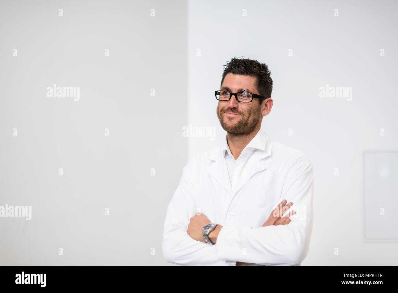 Portrait von lächelnden Mann tragen von Wappen Stockfoto