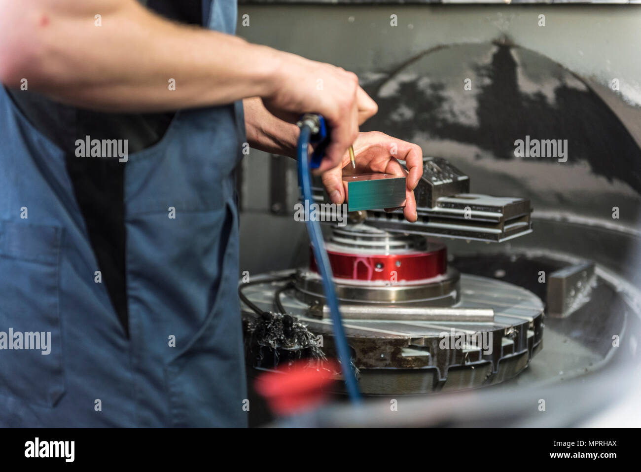 Nahaufnahme der Mann an der Maschine in der Fabrik arbeiten Stockfoto