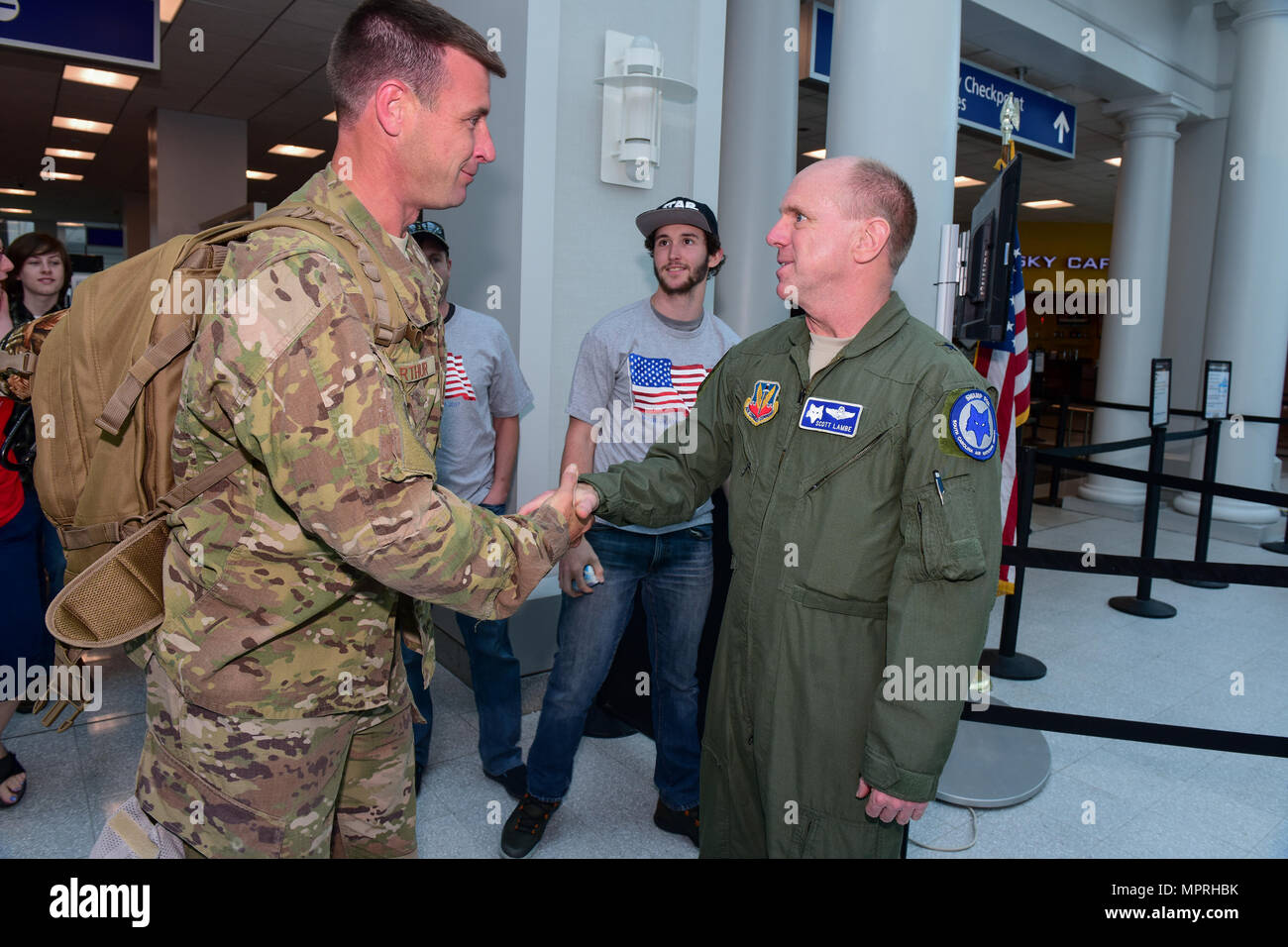 Familien versammeln sich am Columbia Metropolitan Airport, mehrere Flieger zugeordnet, der South Carolina Air National Guard 245th Air Traffic Control Squadron auf der Columbia Metropolitan Airport, 12. April 2017 Hause begrüßen zu dürfen. Die Flieger wurden von einer sechsmonatigen Einsatz zur Unterstützung der Operation inhärenten lösen im Ausland zurück. (Foto: U.S. Air National Guard Senior Airman Megan Floyd) Stockfoto