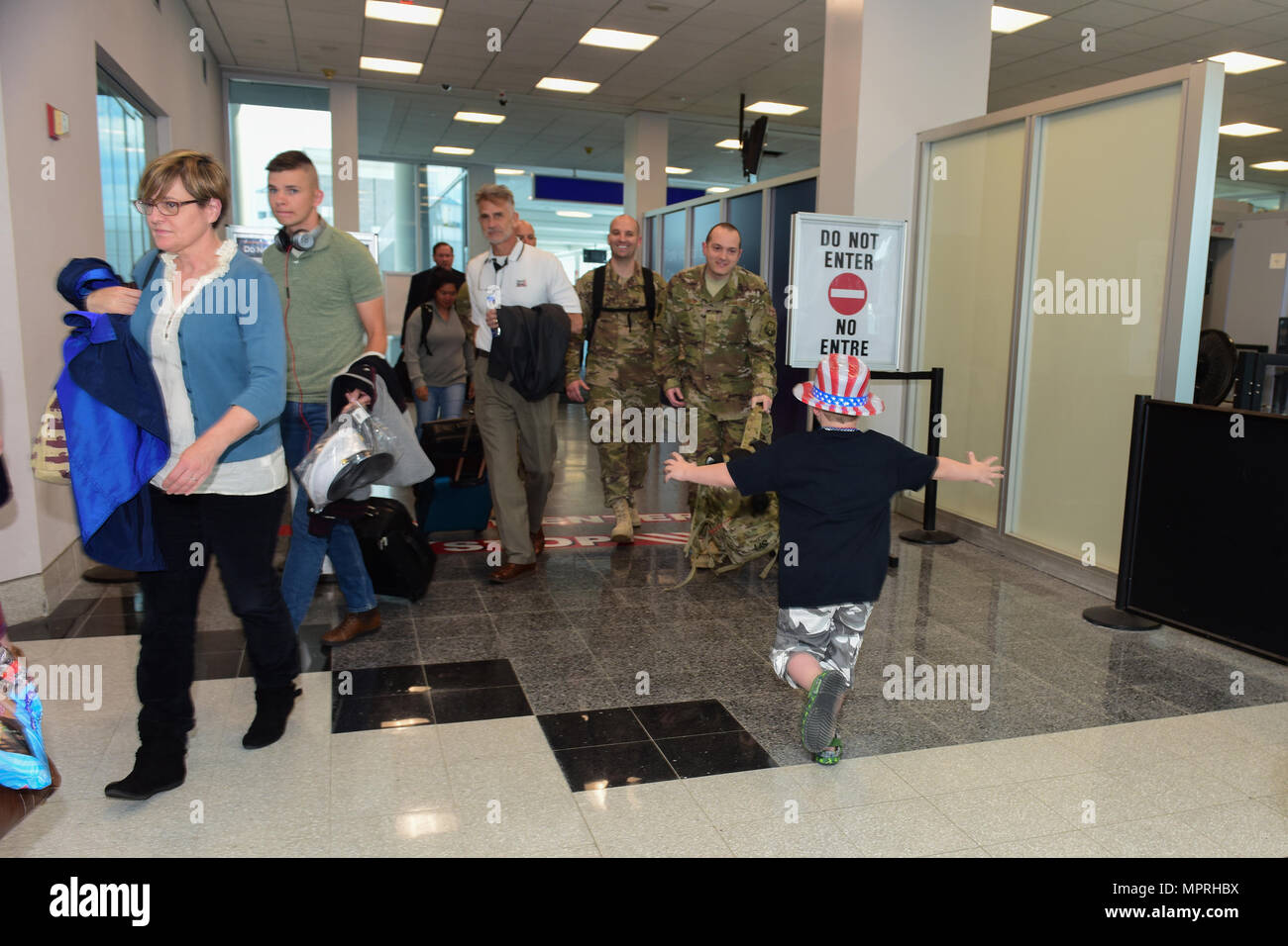 Familien versammeln sich am Columbia Metropolitan Airport, mehrere Flieger zugeordnet, der South Carolina Air National Guard 245th Air Traffic Control Squadron auf der Columbia Metropolitan Airport, 12. April 2017 Hause begrüßen zu dürfen. Die Flieger wurden von einer sechsmonatigen Einsatz zur Unterstützung der Operation inhärenten lösen im Ausland zurück. (Foto: U.S. Air National Guard Senior Airman Megan Floyd) Stockfoto