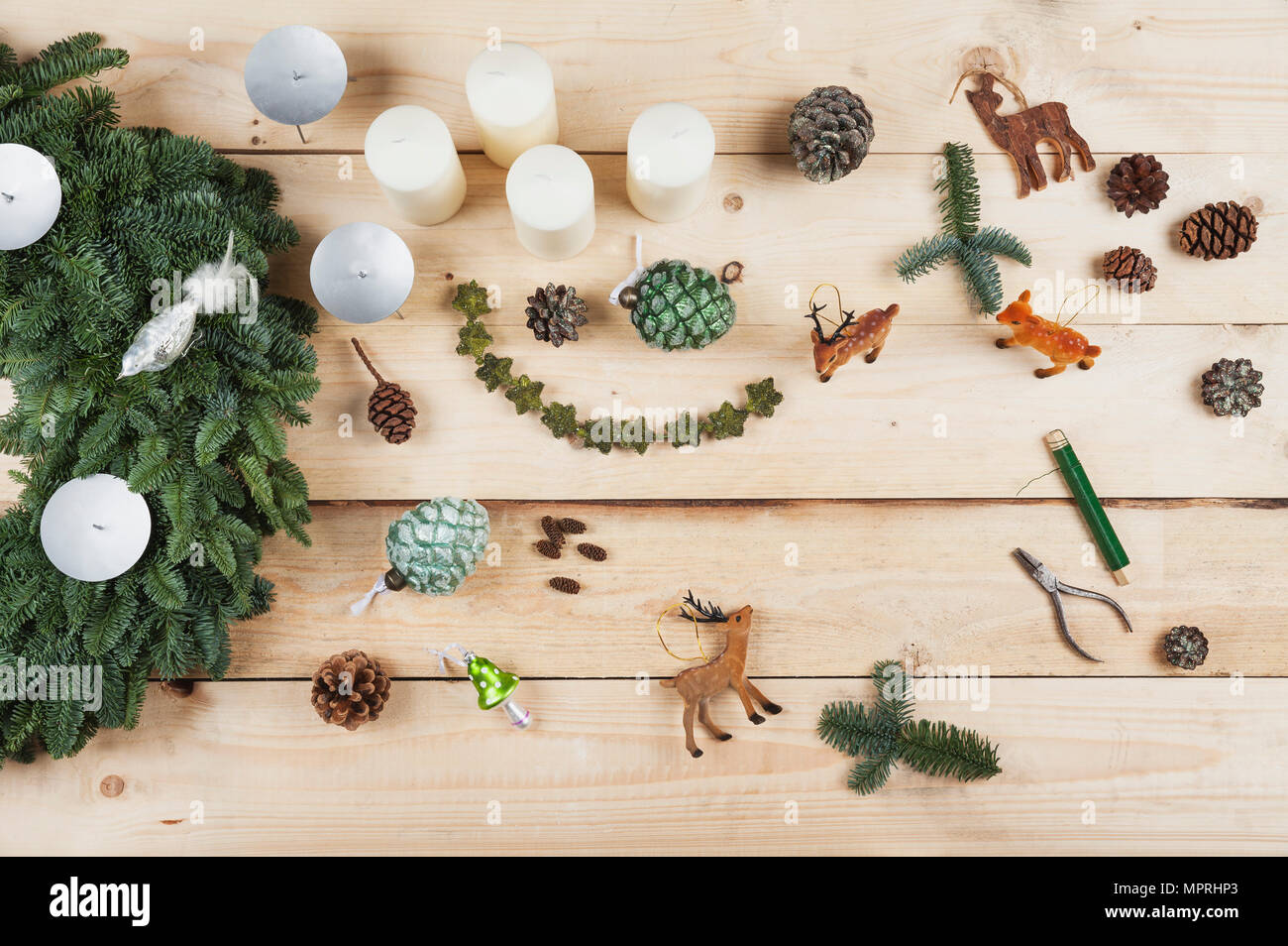 Adventskranz Dekoration Artikel, Selbst - Adventskranz mit echten Tannenbaum grün, DIY, Rotwild, Kegel, Kerzen, Draht, Zangen Stockfoto