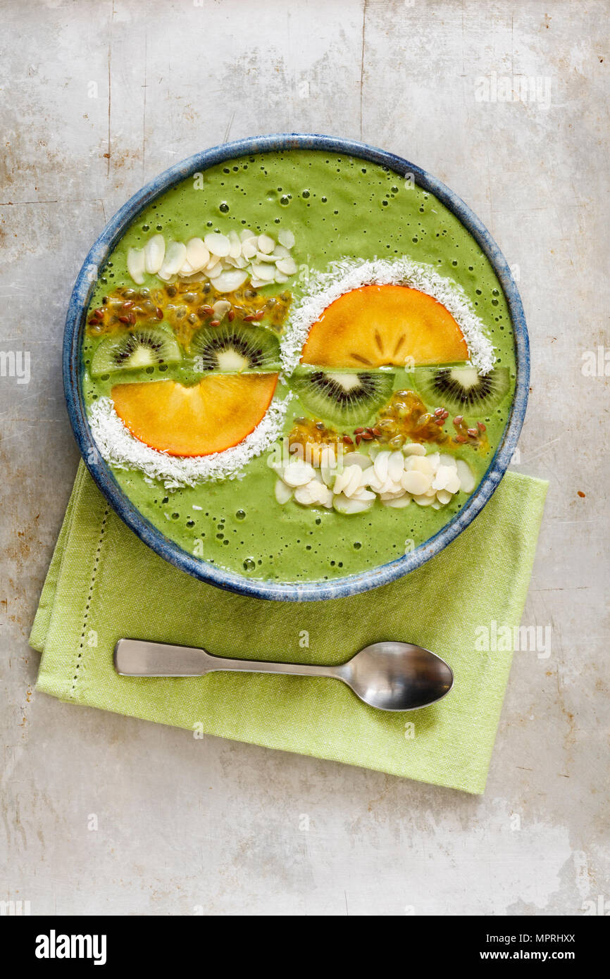 Smoothie Schüssel mit Kiwi und Kaki Stockfoto