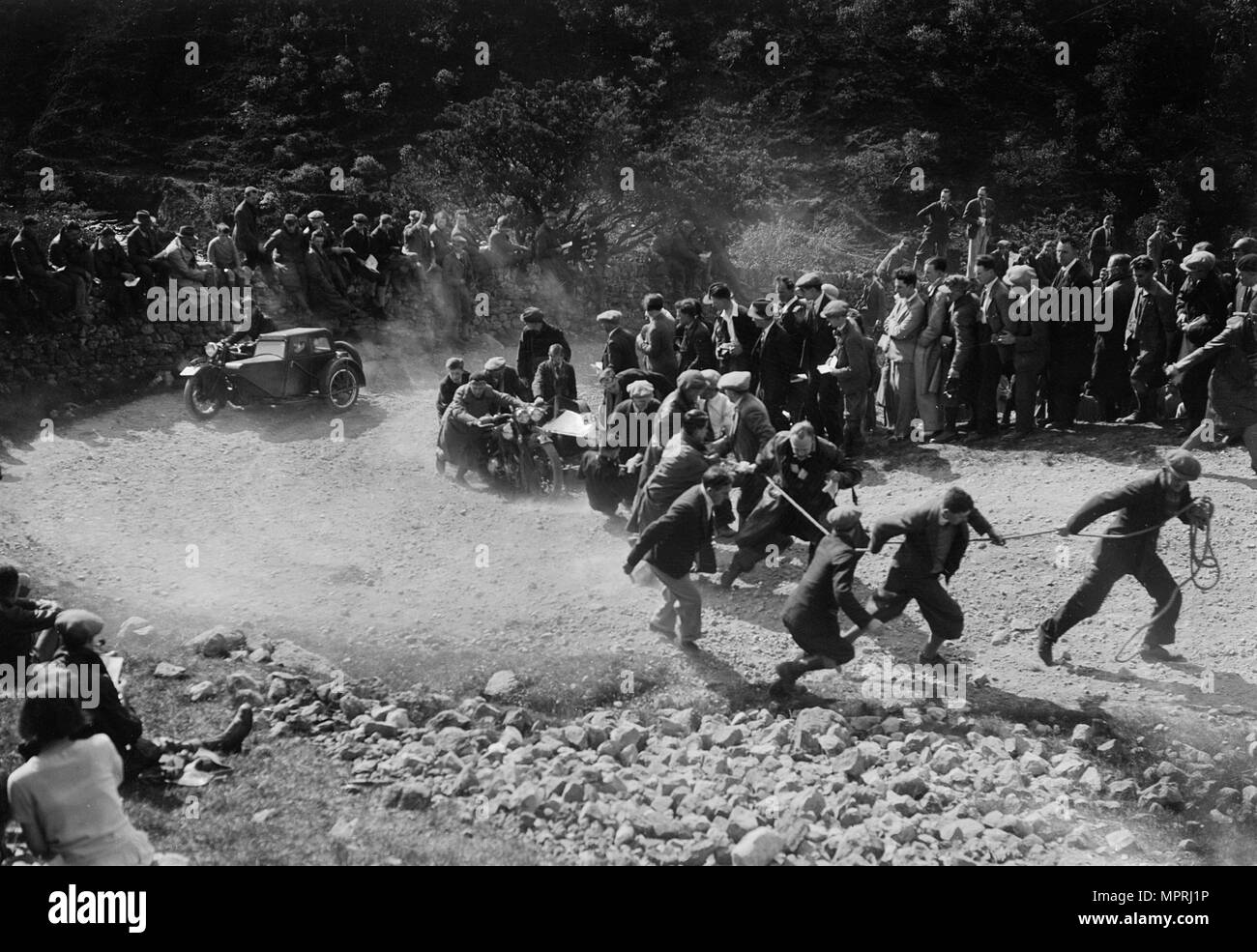 Brough Superior und seitenwagen von W Allan konkurrieren in der MCC-Edinburgh-Studie, 1930. Artist: Bill Brunell. Stockfoto