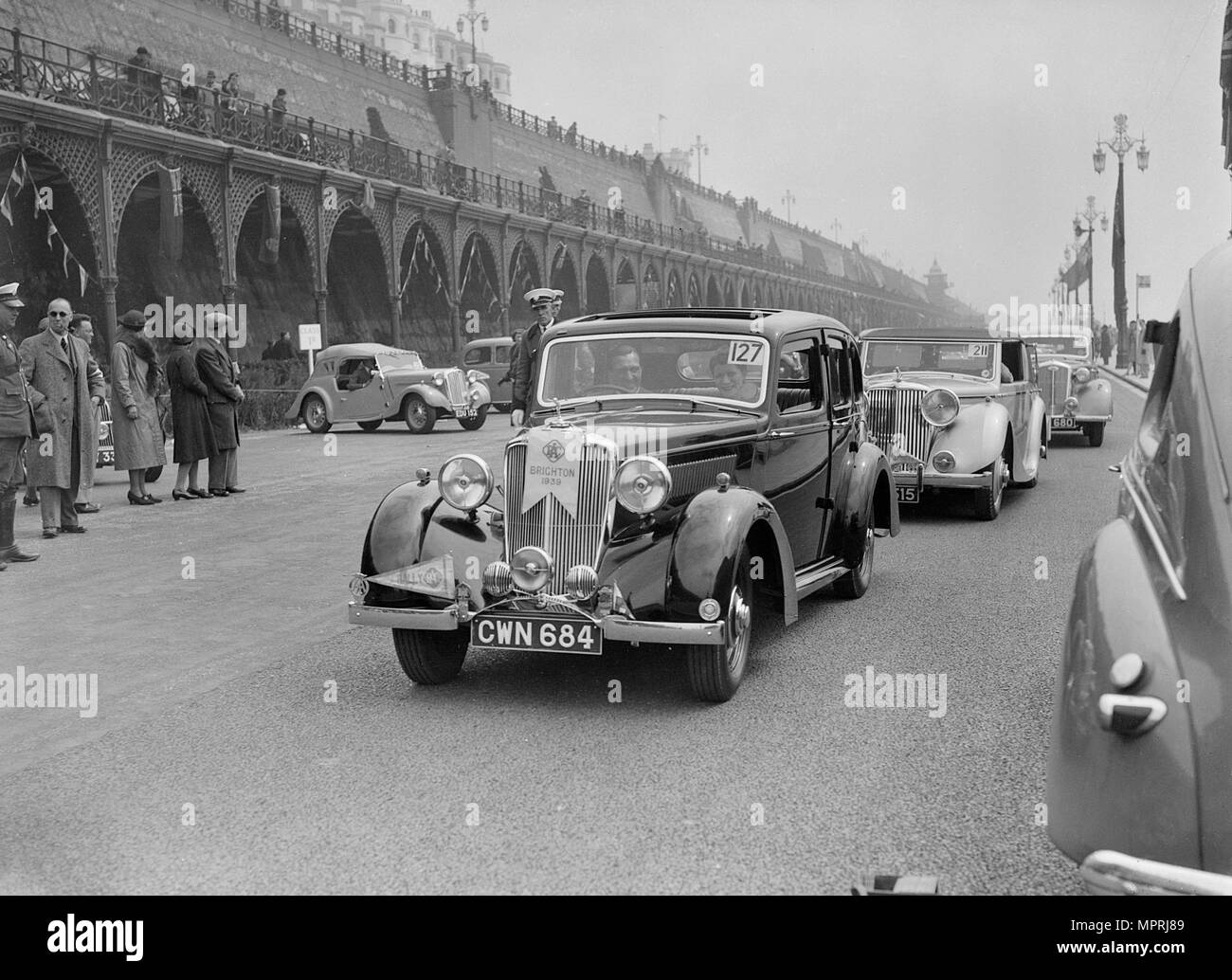 Riley 4-Türer als Basset bei der RAC-Rallye, Madeira Drive, Brighton, 1939. Artist: Bill Brunell. Stockfoto