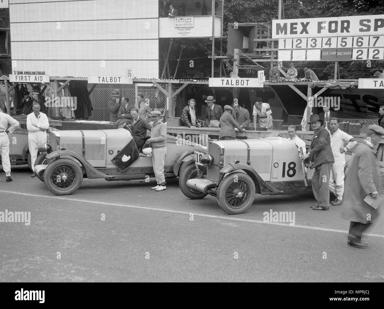 Zwei Talbot 90 s in den Gruben am irischen Grand Prix, Phoenix Park, Dublin, 1930. Artist: Bill Brunell. Stockfoto