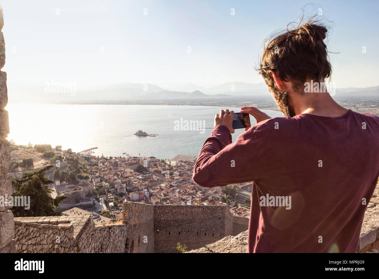 Griechenland, Peloponnes Argolis, Nauplia, Argolischer Golf, Mann fotografieren Blick auf Burg Bourtzi Stockfoto