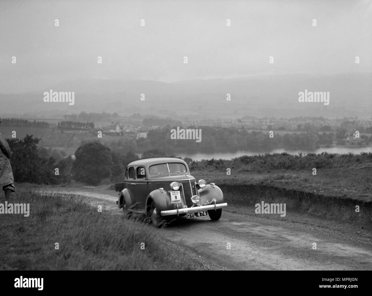 Ford V8 Saloon konkurrieren in der South Wales Auto Club Welsh Rally, 1937 Künstler: Bill Brunell. Stockfoto