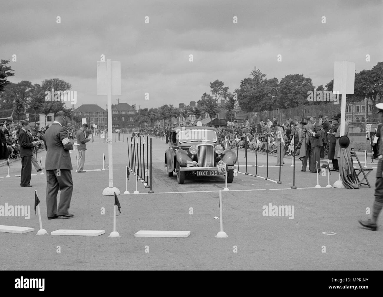 Jaguar SS Saloon von HT Lewis konkurrieren in der South Wales Auto Club Welsh Rally, 1937 Künstler: Bill Brunell. Stockfoto