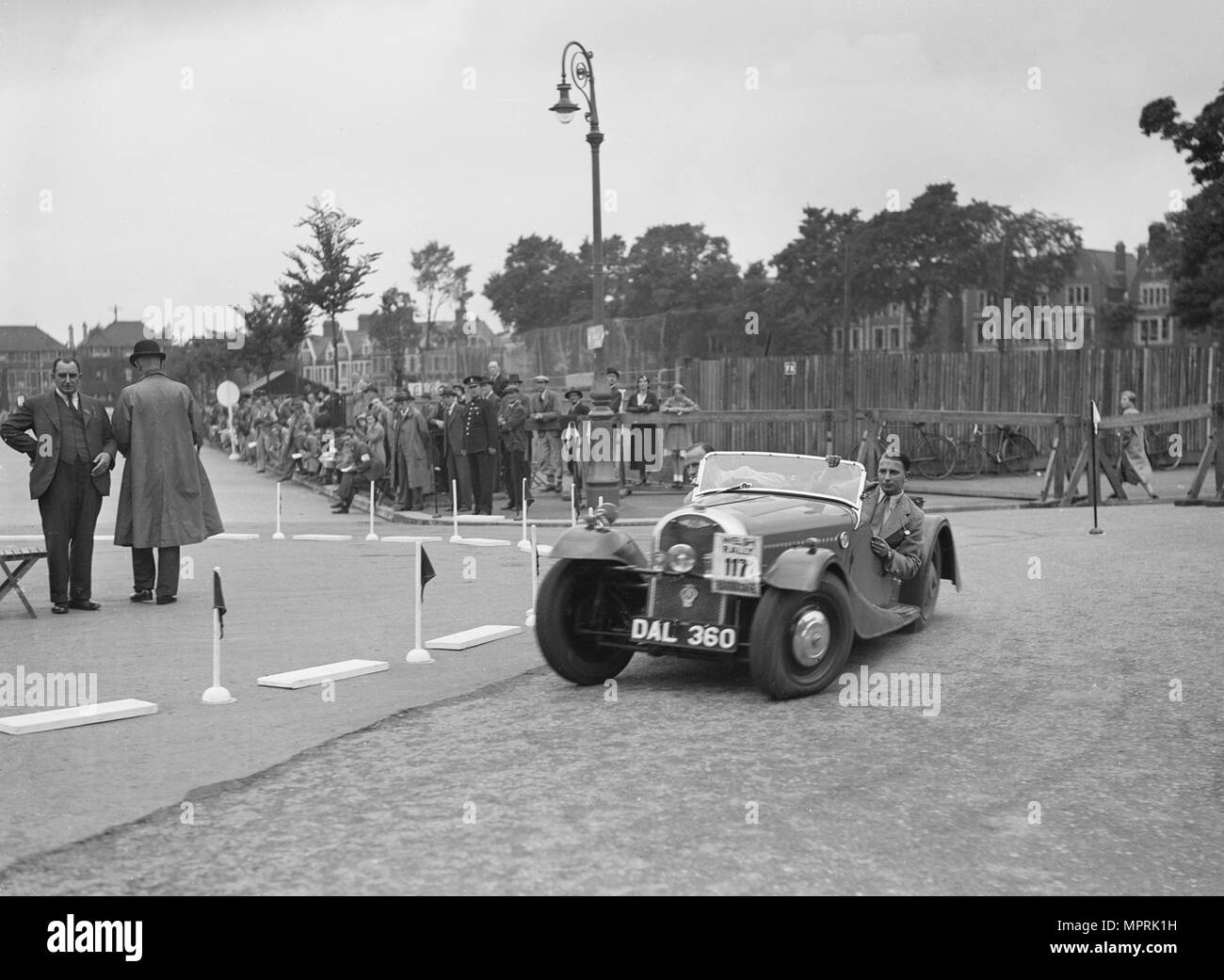 Morgan 4/4 2-sitzer Sport von GN Scott konkurrieren in der South Wales Auto Club Welsh Rally, 1937 Künstler: Bill Brunell. Stockfoto
