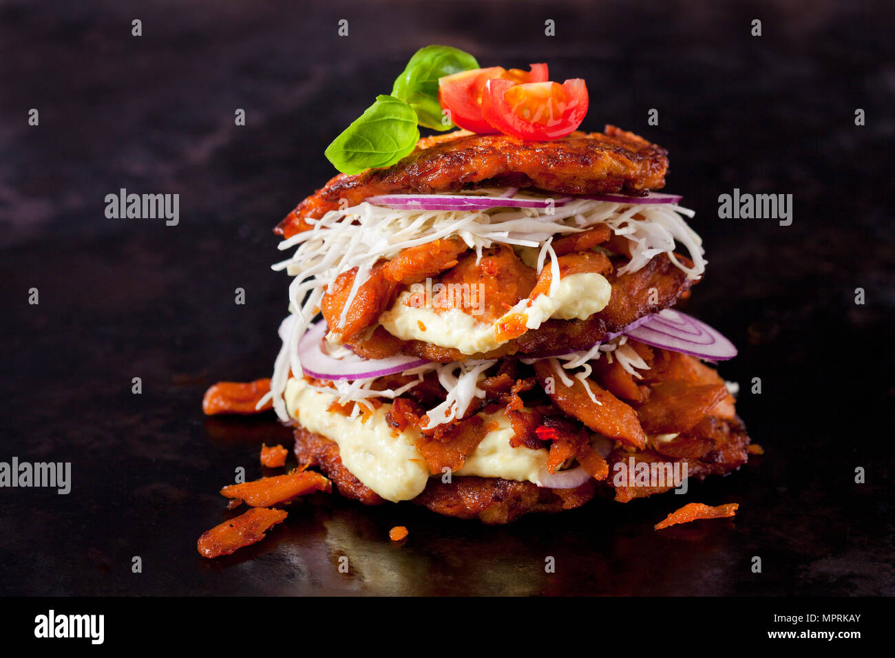 Veggie Burger aus reibekuchen, süsse Kartoffeln, Soja Fleisch, Remoulade und Barbecue Sauce Stockfoto