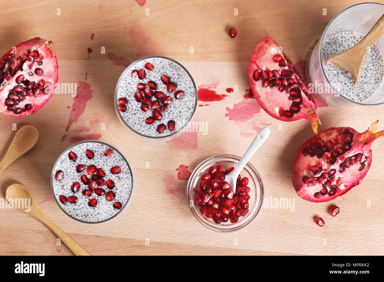 Zwei Gläser von Chia Pudding mit Granatapfel Saatgut Stockfoto