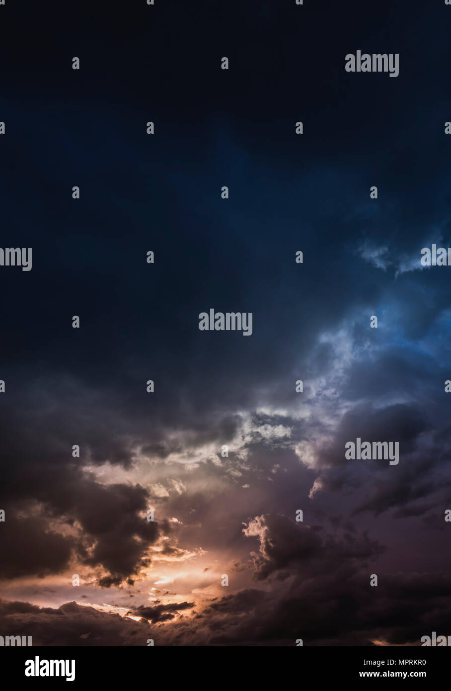 Österreich Hoersching, dunkle Wolken nach Unwetter Stockfoto