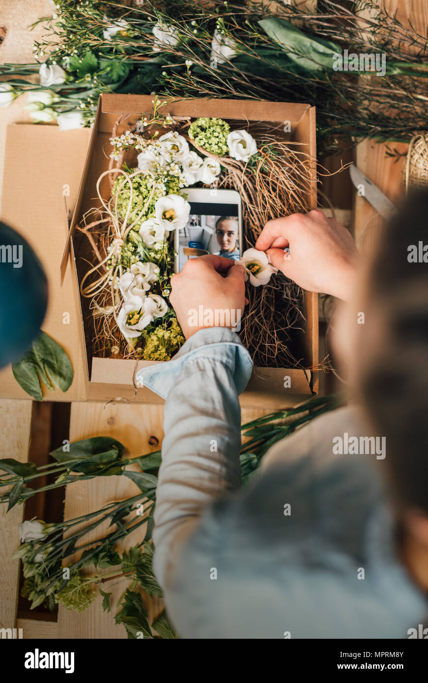 Frau Vermittlung in eine Box, Teilansicht Stockfoto