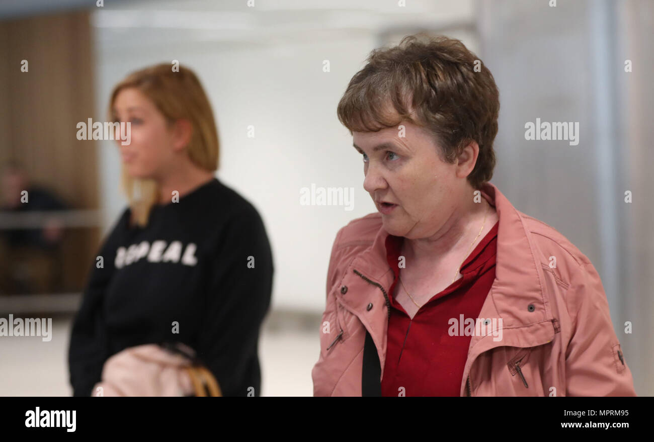 Ja Wähler Maeve O'Leary (links) und Kein Wähler Bernie O'Hara im Gespräch mit den Medien, da Sie zu Hause zum Flughafen Dublin kommen im Referendum abstimmen Der 8. Änderung Aufhebung der irischen Verfassung zu. Stockfoto