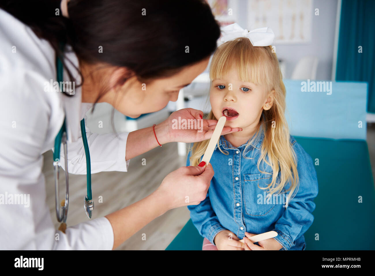 Arzt untersuchen Mädchen in der medizinischen Praxis Stockfoto