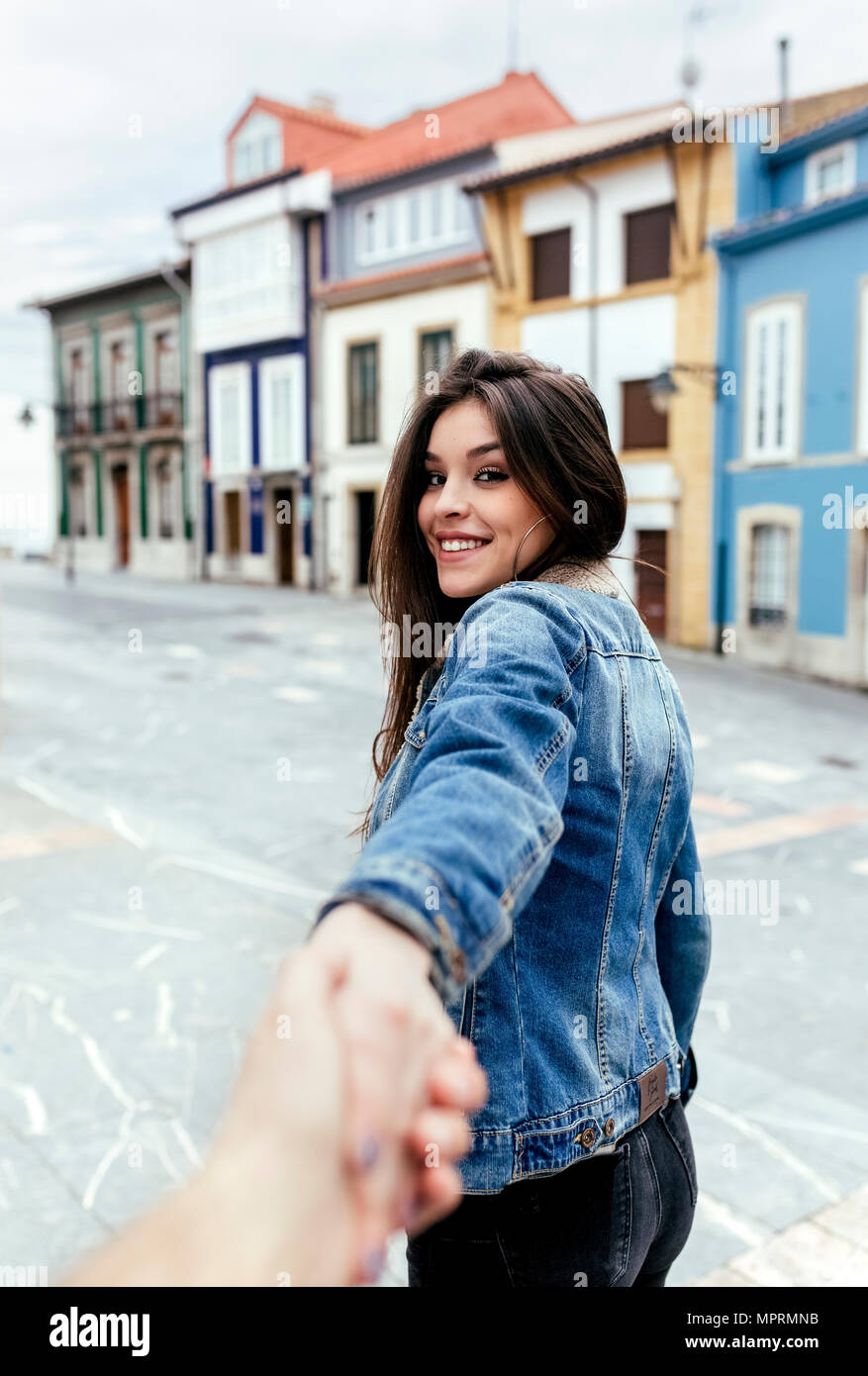 Porträt eines lächelnden brünette Frau mit der Hand in einer Stadt Stockfoto