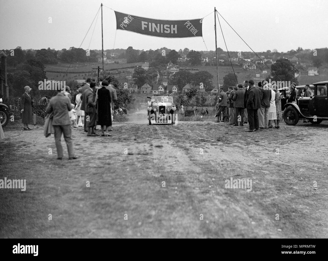 Austin Swallow von Frau einem Stanley im Ziel der Middlesex County AC Hill Climb, c 1930. Artist: Bill Brunell. Stockfoto