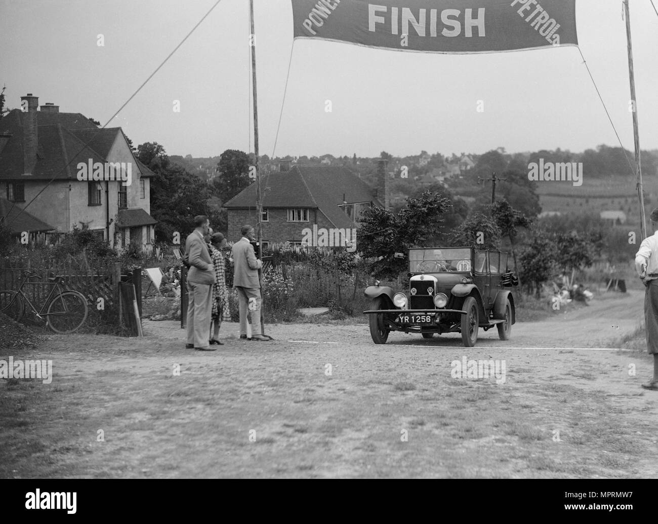 Star des AC Desch im Ziel der Middlesex County AC Hill Climb, c 1930. Artist: Bill Brunell. Stockfoto
