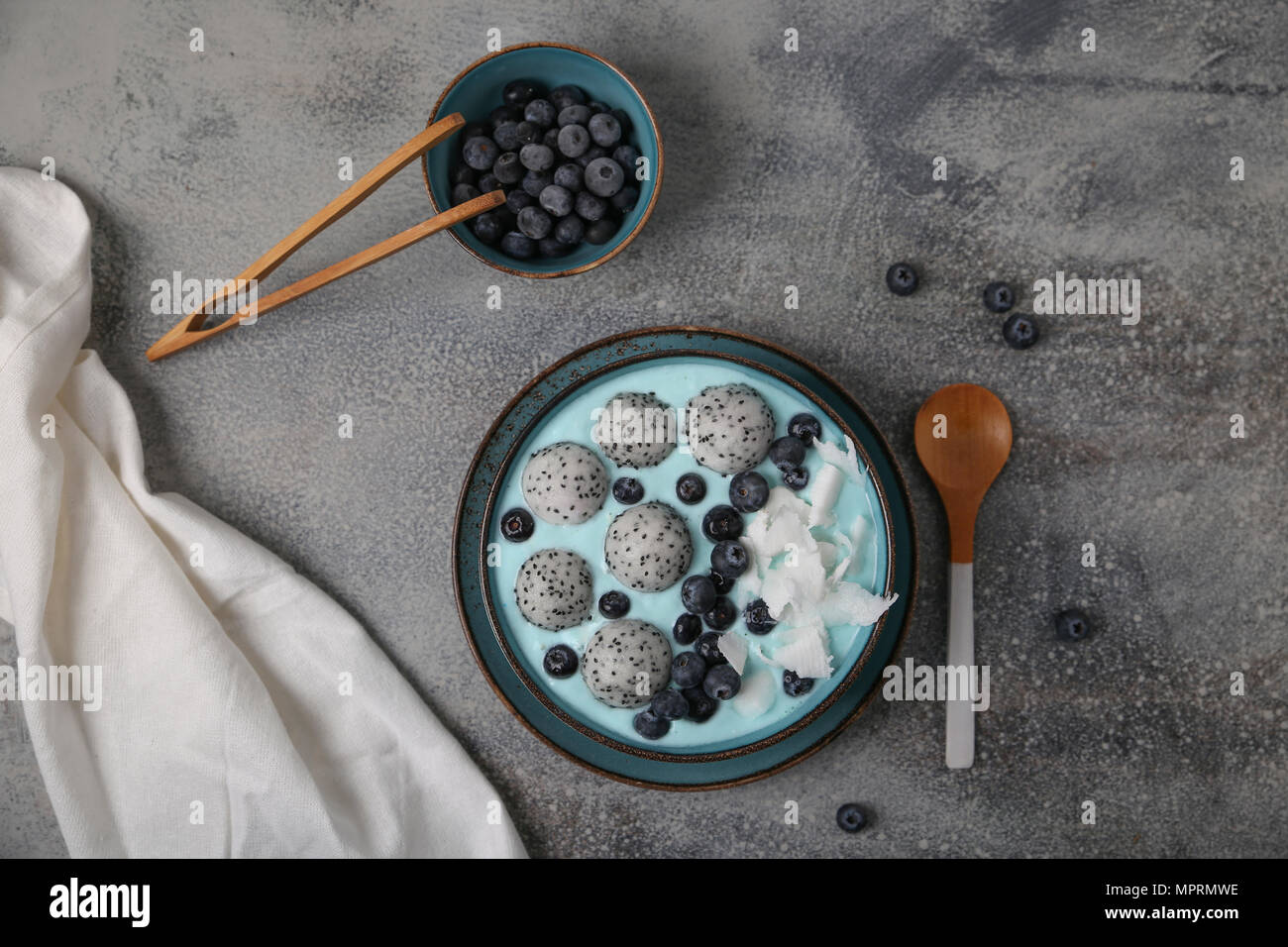 Blau smoothie Schüssel mit Kokosraspeln, Blaubeeren und Drachenfrucht Kugeln Stockfoto