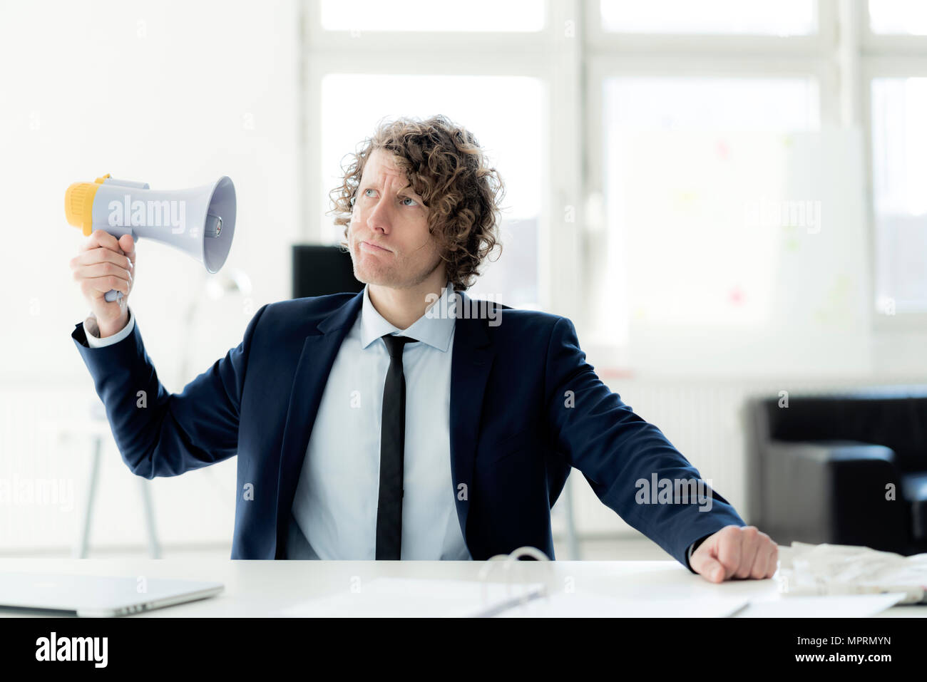 Unternehmer im Büro ausprobieren Megaphon Stockfoto