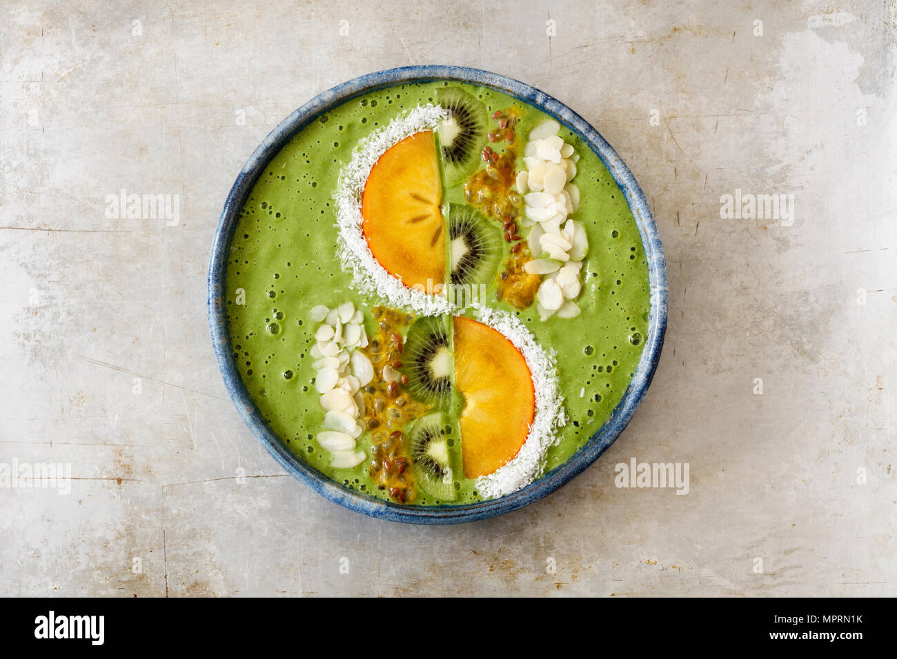 Smoothie Schüssel mit Kiwi und Kaki Stockfoto