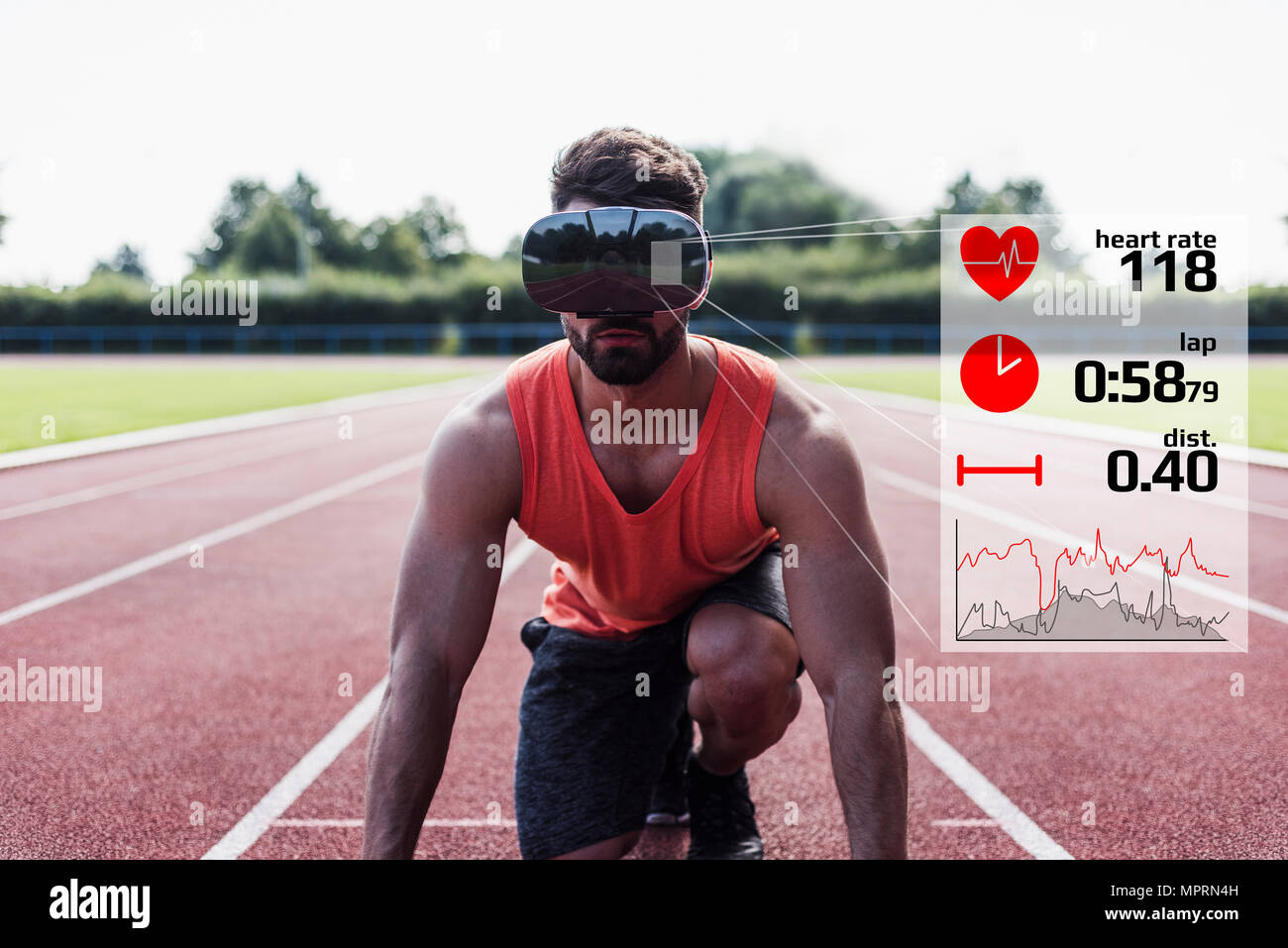 Athlet in Grundstellung auf der Tartanbahn mit Daten aus VR-Brille Stockfoto