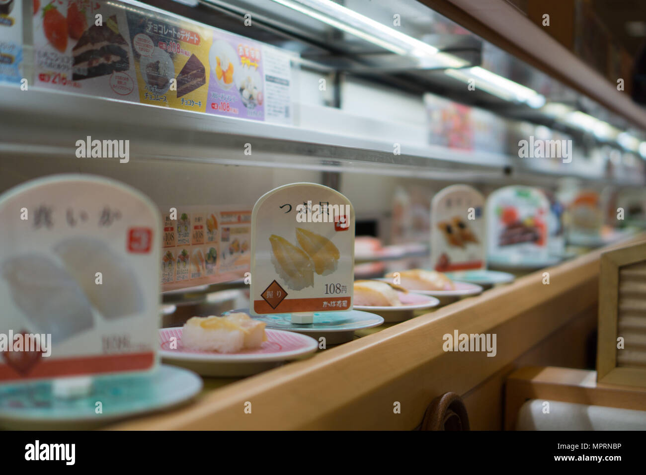 Kaiten Sushi in Osaka Japan. Das Sushi-Restaurant Conveyor Belt, auch bekannt als Sushi-Familienrestaurant in Japan. Stockfoto